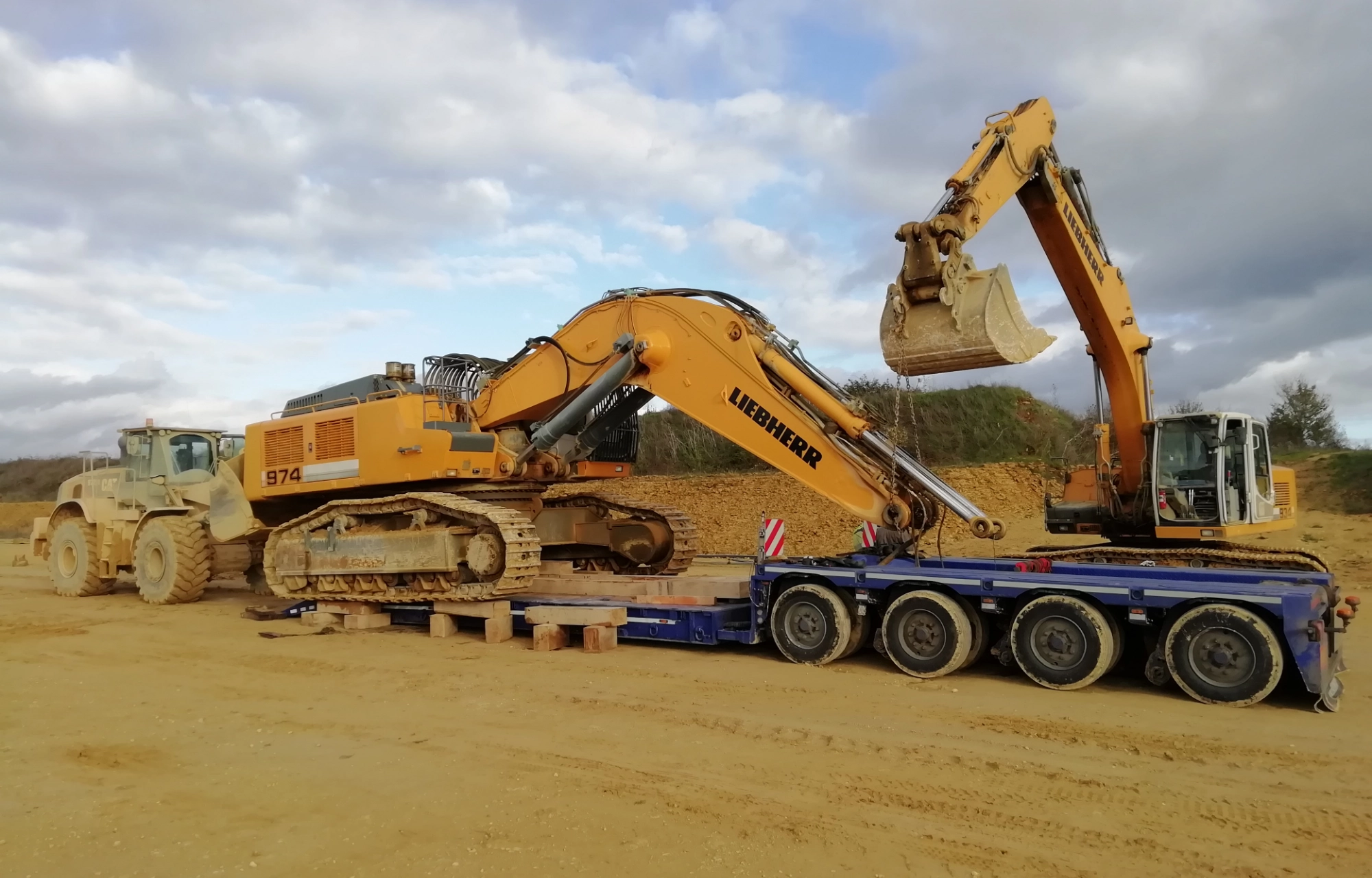 convoi exceptionnel d'un engin de chantier (chargement sur extra-basse)
